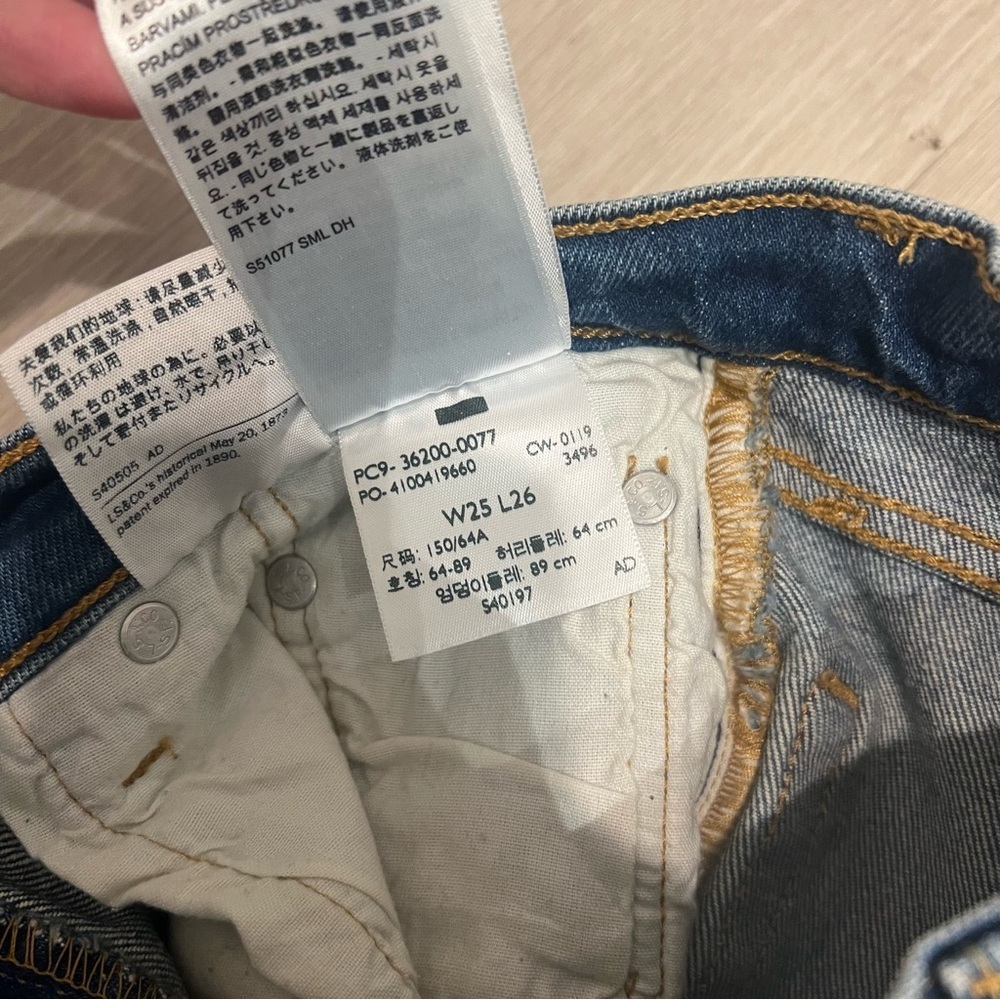 Levi’s 501 Crop Jeans - Picture 7 of 8